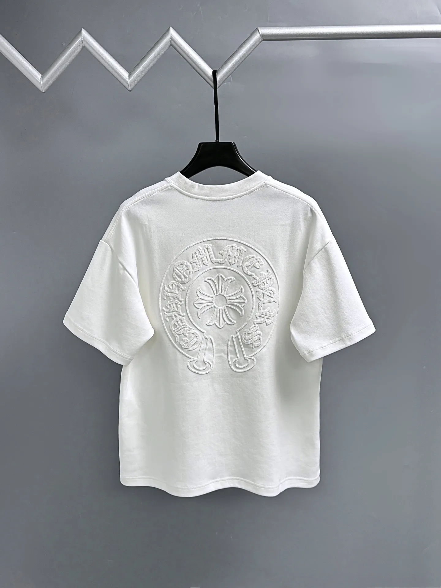 P190 Chrome Hearts* 2꯭0꯭2꯭5 new autumn and winter style ❤️ Original ⌚️ high version Chrome Hearts The fabric is made of 320 grams of high-density modal long-staple cotton. It does not deform or shrink. Process introduction: double thread movement. Chest. The back panel uses overlapping embroidery🪡 process➕the back panel towel rope embroidery process. Color: White SIZE: M-3XL